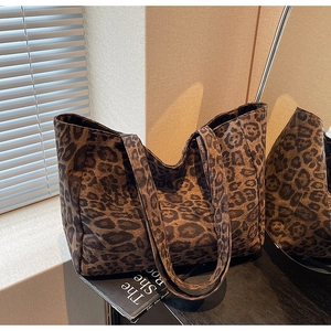 Vue détaillée du sac cabas vintage à motif léopard avec toile texturée et anses