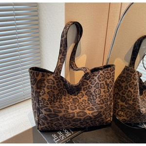 Détail du grand sac cabas vintage à motif léopard avec une finition texture toile