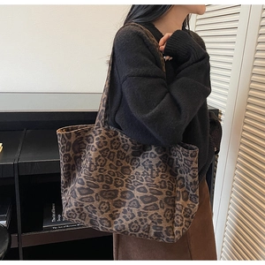 Détail du grand sac cabas léopard montrant la texture douce et les longues anses