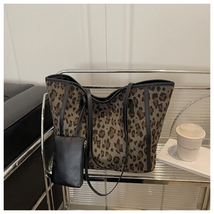 Set borsa tote scamosciata leopardata con pochette nera rimovibile su un supporto