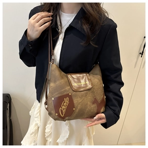 Dettaglio della borsa tote in tela marrone vintage con patta in pelle e patch cane