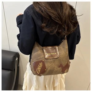 Vista dettagliata della borsa tote retrò in tela con toppe in pelle e stampa Tidal Dryness