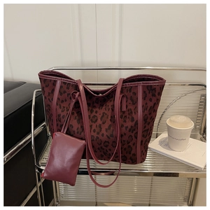 Dettaglio della borsa tote bordeaux con stampa leopardata e astuccio con zip coordinato