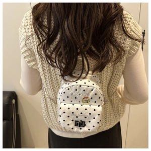 Détail du sac blanc à pois avec broderie burger et fermoir métallique argenté