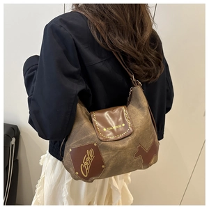 Borsa tote retrò in tela marrone con ricamo Coole e tracolla in pelle sul modello