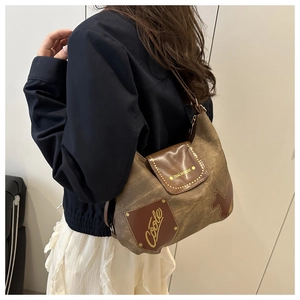 Dettaglio macro della borsa tote vintage in tela marrone con cinturino in pelle