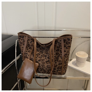 Grande borsa tote leopardata con cinturini in pelle marrone e mini pochette coordinata