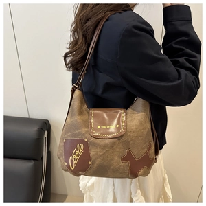 Dettaglio borsa tote vintage in tela marrone con silhouette di cane e toppe in pelle