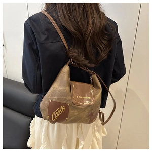 Dettaglio della borsa tote in tela vintage con cinturini in pelle e tasca Coole