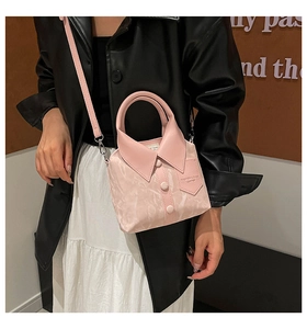 Détail du sac à main rose au design col de chemise avec boutons et bandoulière amovible