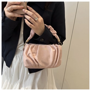 Détails de sac à main plissé rose avec logo doré et texture en satin de haute qualité