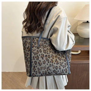 Borsa tote alla moda in pelle scamosciata con stampa leopardata indossata da modella