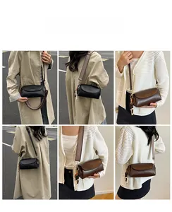 Dettaglio mini borsa a tracolla con spalline jacquard e ciondoli con nappe di perle