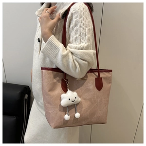 Détail du grand sac cabas rose en cuir avec bordure rouge et charme nuage