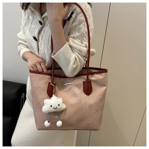 Détail du grand sac cabas rose avec bandoulières rouges et pendentif nuage mignon