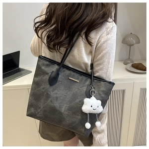 Détail du grand sac cabas gris avec décor doré et breloque nuage en peluche douce