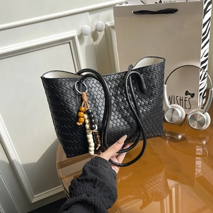 Gewebte PU Leder Tote Tasche Große Kapazität Mit Innentasche Und Holzperlenanhänger Retro Commuter Unterarm Schultertasche Für Frauen
