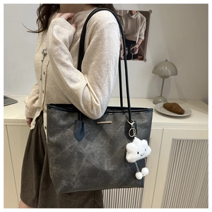 Sac cabas chic à texture marbre gris avec charme nuage en peluche et accents dorés