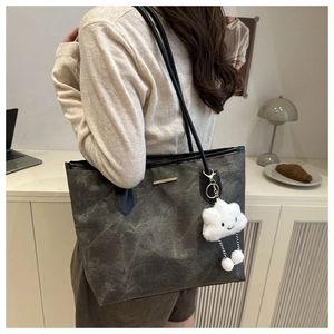 Sac cabas gris foncé avec texture marbrée et breloque nuage porté à l'épaule