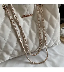 Détail du sac cabas matelassé crème avec texture velours et chaîne dorée
