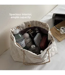 Vue détaillée de l'intérieur spacieux du sac cabas matelassé blanc avec chaîne