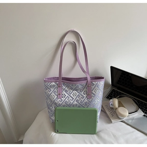 Detailed comparison of large checkered tote bag size with a green tablet device