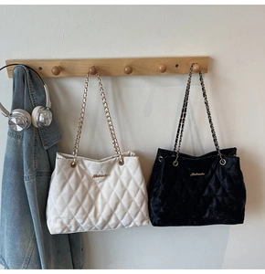 Sacs cabas matelassés en velours beige et noir avec bandoulière chaîne dorée