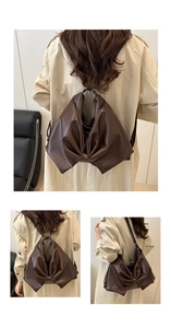 Dettaglio di una borsa tote in pelle PU marrone scuro con un grande fiocco sulla spalla