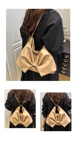 Dettagli della borsa beige con fiocco che mostrano gli stili a spalla e zaino
