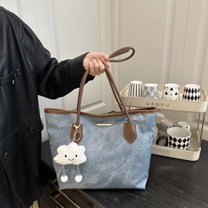 Grand Sac Cabas Femme Mode Cuir PU Texture Denim Sac À Épaule Rétro Simple Décontracté Avec Pendentif Nuage Mignon