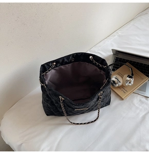 Vue intérieure d'un cabas matelassé noir avec compartiment spacieux et bandoulière