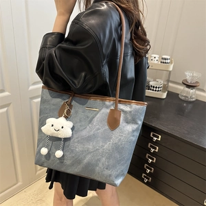 Grand sac cabas en denim chic avec anses en cuir marron et breloque nuage mignonne