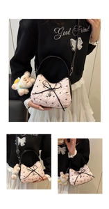 Sac croissant rose fleuri avec nœuds en cuir noir et charmant ours en peluche