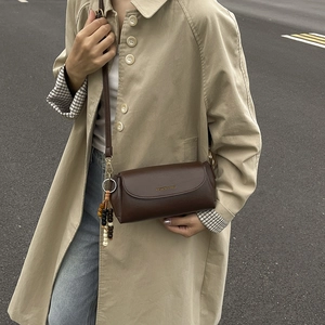 Borsa a tracolla vintage marrone scuro con tracolla larga e scritta su pelle opaca