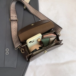 Borsa a bauletto vintage marrone con tracolla geometrica e interno capiente