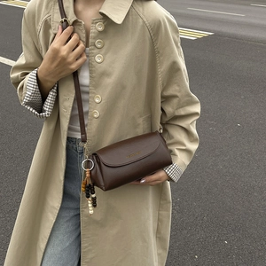 Borsa a tracolla retrò in pelle marrone scuro con tracolla larga e nappina decorativa