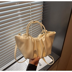 Detailansicht der cremefarbenen Cloud-Bag mit weichem PU-Leder und Zylindergriff