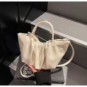 Detail der cremeweißen Falten-Cloud-Bag mit feiner PU-Lederstruktur und stabilem Griff