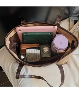 Vue de dessus de l'intérieur spacieux d'un grand sac cabas en cuir marron avec tablette