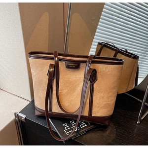 Détail du sac cabas marron vintage avec passepoil en cuir et reflet dans le miroir