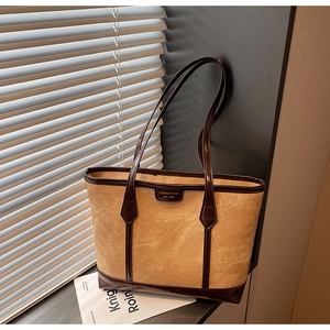 Détail du grand sac cabas marron clair avec texture froissée et garniture en cuir foncé