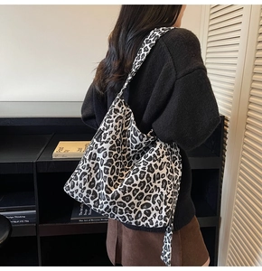 Detail of high-capacity leopard print canvas tote bag with wide shoulder strap for comfort