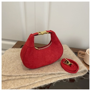 Détail du sac hobo rouge montrant la texture daim de luxe et la boucle en métal doré