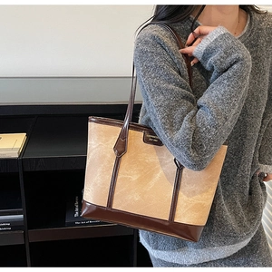 Détail du sac cabas en daim beige avec bordure en cuir marron et bandoulières rétro