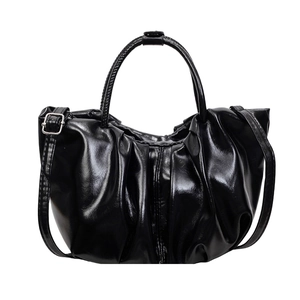 Glänzende schwarze Plissee-Wolken-Tasche mit Silberbeschlägen im minimalistischen Stil