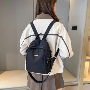 Mini-Rucksack aus schwarzem Nylon mit wasserdichter Textur und Logo-Plakette am Rücken