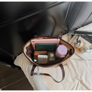 Intérieur spacieux du fourre-tout en cuir PU bicolore montrant le rangement organisé