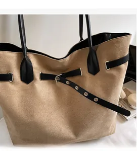 Detail der khakifarbenen Wildleder-Shopper mit schwarzen Lederriemen und Schnallen
