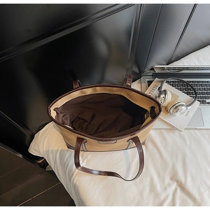 Vue de dessus de l'intérieur spacieux du grand sac fourre-tout beige avec accessoires
