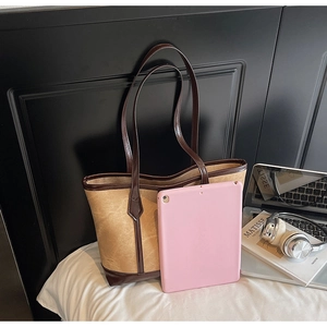 Sac cabas en toile marron avec anses en cuir montrant l'espace pour une tablette